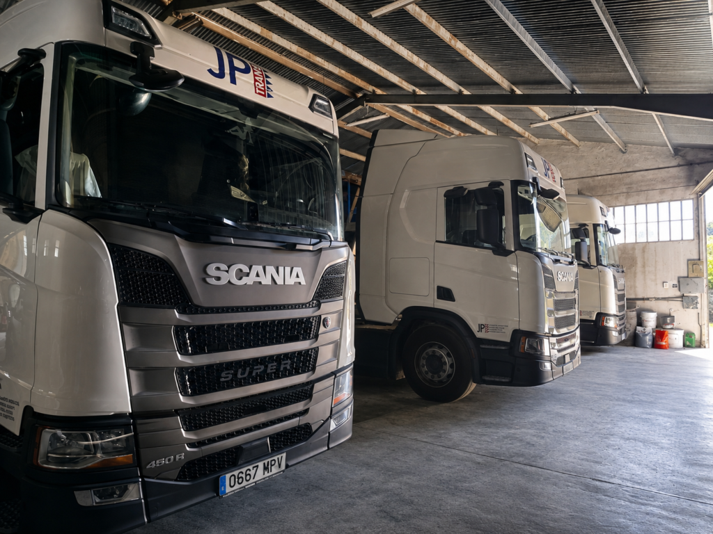 Tres camiones Scania de Transportes Julio Puig en las instalaciones de Morella